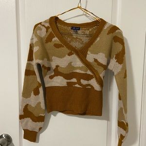 NWT Cropped knit v-neck sweater in beautiful mustard zebra print size XS